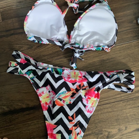 Bikini - Picture 2 of 3